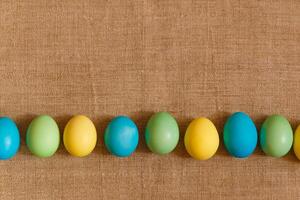 pintar huevos para Pascua de Resurrección, brillante Pascua de Resurrección día festivo, niños pintar huevos, de colores huevos en un cesta, de colores huevos en un pararse, fiesta antecedentes foto