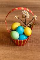 pintar huevos para Pascua de Resurrección, brillante Pascua de Resurrección día festivo, niños pintar huevos, de colores huevos en un cesta, de colores huevos en un pararse, fiesta antecedentes foto