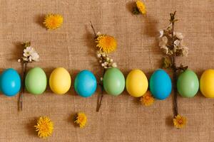 pintar huevos para Pascua de Resurrección, brillante Pascua de Resurrección día festivo, niños pintar huevos, de colores huevos en un cesta, de colores huevos en un pararse, fiesta antecedentes foto