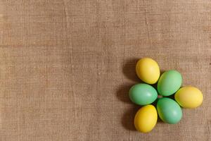 pintar huevos para Pascua de Resurrección, brillante Pascua de Resurrección día festivo, niños pintar huevos, de colores huevos en un cesta, de colores huevos en un pararse, fiesta antecedentes foto