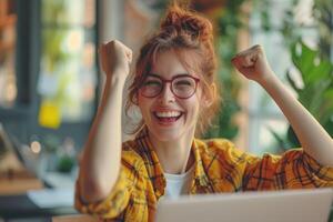 ai generado un contento mujer se sienta en frente de su ordenador portátil y salud con elevado puños foto