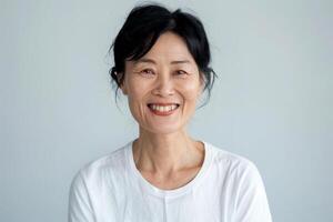 ai generado retrato de un sonriente de edad mediana asiático mujer mirando a cámara foto