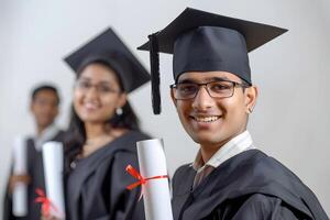ai generado grupo de indio estudiantes celebrando su graduación foto