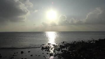 onirico tramonto al di sopra di il indiano oceano nel il Maldive. video