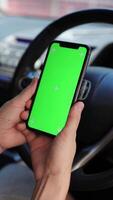 gens en utilisant verticale téléphone vert écran dans voiture video