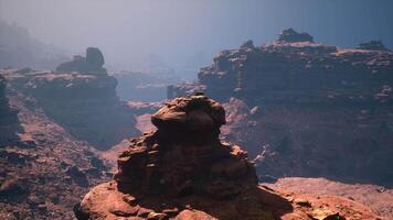 une fascinant Roche formation faire écho dans le profondeurs de le rouge pierre canyon video