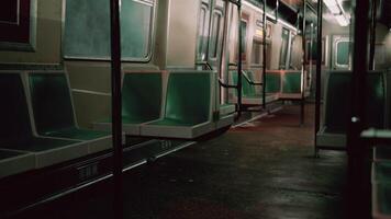 subterraneo coche con verde asientos y rojo piso video