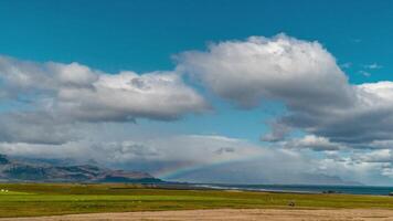 temps laps de des nuages et arc en ciel plus de le côte de Islande. video