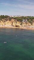 vertikal video av skön strand av algarve i portugal antenn se