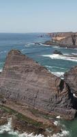vertikal video av hav stenar av odeceixe alentejo portugal