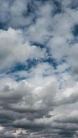 vertical vídeo de nubes movimiento lapso de tiempo video