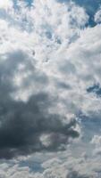 verticaal video van wolken beweging timelapse