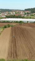 Vertikale Video von Traktor im Landwirtschaft Feld Antenne Aussicht