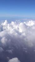 Vertikale Video von Wolken gesehen durch Flugzeug