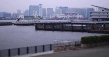 miniature industriel grues près le récipient quai dans tokyo nuageux journée video
