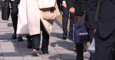 un' folla di a piedi persone gamba su il città strada video