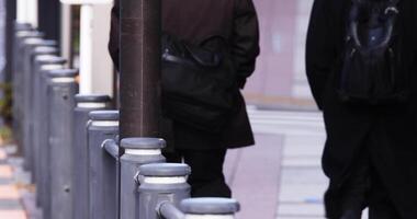 un multitud de caminando personas pierna en el ciudad calle video