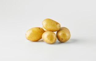 ai generado patatas en blanco antecedentes foto