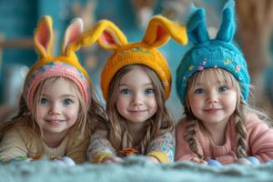 ai generado Tres linda pequeño hermanas en de punto sombreros con orejas liebres son acostado en el cama. foto