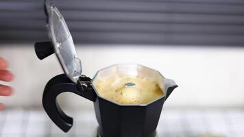 Manuale moka pentola caffè creatore mentre preparazione per macinare bollente caffè. vicino su di caffè birra nel italiano caffè espresso creatore moka pentola. video