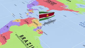 Suriname vlag golvend in wind, wereld kaart roterend in de omgeving van vlag, naadloos lus, 3d renderen video