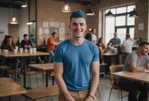 ai generado un de moda hombre con sorprendentes azul pelo soportes en un ocupado cafetería. su casual azul camiseta y confidente postura son llamativo foto