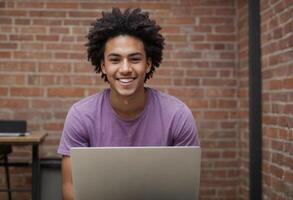 ai generado un alegre joven hombre con Rizado pelo utilizando un computadora portátil, exudando felicidad y casual profesionalismo. foto