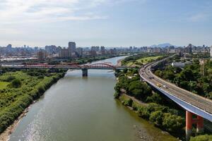 tubo puente terminado el xindio río a Taipéi, Taiwán foto