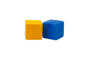 multicolor el plastico cubitos para para niños jugar. amarillo y azul cubitos acostado siguiente a cada otro. No antecedentes. uno siguiente a el otro. horizontalmente. alto calidad foto. png