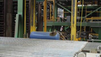 proche en haut de convoyeur ceinture et le maching mécanisme en mouvement vers le bas à le usine. Stock images. professionnel équipement à le fabrication plante. video