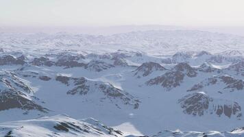 une majestueux neigeux Montagne intervalle dans le hiver video