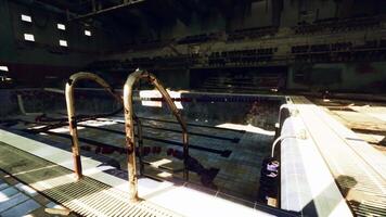 ein verlassen Schwimmen Schwimmbad im ein baufällig Gebäude video