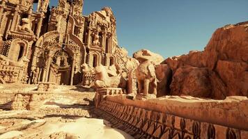 un fleuri temple mur permanent grand dans le milieu de une désert paysage video