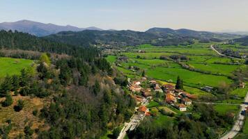 großartig Ansichten von das Spanisch Dorf mit Grün Felder video