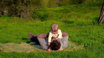 papà giochi con il suo figlia nel il parco. essi siamo ridendo e contento. contento famiglia concetto. video