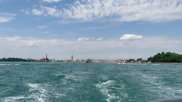 venezianisch Horizont und Wasserlandschaft, expansiv Aussicht von Venedig Horizont und abgehackt Wasser unter ein wolkenverhangen Himmel. video