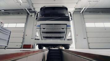 un' camion entrata il fossa a un' servizio stazione. il camion è nel camion servizio a il ispezione fossa. video