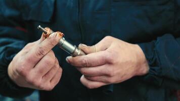 lubrification de diesel injecteurs avant installation dans une auto. video