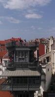 vertikal video historisk stad av Lissabon, portugal
