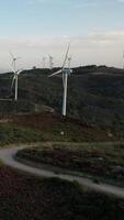 Vertikale Video von Motorrad Reiten im das Berge Windmühlen