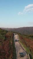 verticale vidéo de jeep conduite montagne route Moulins à vent video