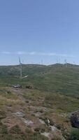 verticaal video van bergen windmolens in fafe Portugal