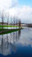 verticaal video van overstroming landbouw velden na regen storm antenne visie