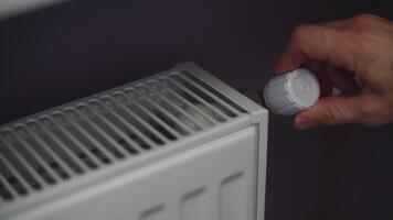 ajustando a temperatura do a radiador dentro a apartamento video