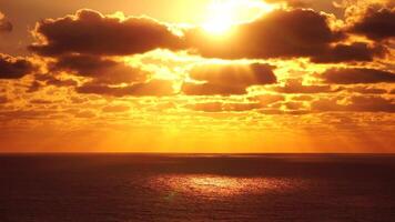 aéreo vista. dramático puesta de sol con mar y melancólico nubes resumen aéreo naturaleza verano Oceano puesta de sol mar y cielo antecedentes. horizonte. vacaciones, viaje y fiesta concepto. clima y clima cambio video