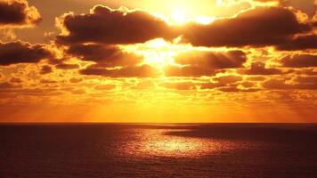 aereo Visualizza. drammatico tramonto con mare e cupo nuvole. astratto aereo natura estate oceano tramonto mare e cielo sfondo. orizzonte. vacanza, viaggio e vacanza concetto. tempo metereologico e clima modificare video