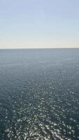 mare acqua superficie. aereo Visualizza, telecamera mosche al di sopra di chiaro mare acqua. nessuno. vacanza ricreazione concetto. astratto nautico estate oceano natura. lento movimento. vicino su. verticale video