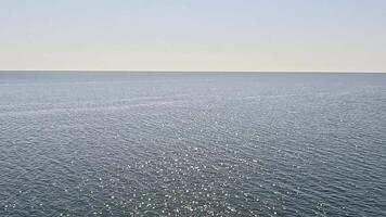hav vatten yta. antenn se över klar azurblå hav vatten. Sol lysa skarpt. abstrakt nautisk sommar hav natur. Semester, semester och resa begrepp. ingen. långsam rörelse. väder och klimat förändra video