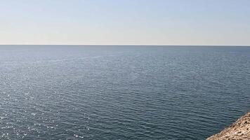 Meer Wasser Oberfläche. Antenne Aussicht Über klar azurblau Meer Wasser. Sonne Blendung. abstrakt nautisch Sommer- Ozean Natur. Urlaub, Ferien und Reise Konzept. niemand. schleppend Bewegung. Wetter und Klima Veränderung video