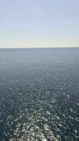 Meer Wasser Oberfläche. niedrig Winkel Aussicht von Kajak, Kamera fliegt Über klar Meer Wasser. niemand. Urlaub Erholung Konzept. abstrakt nautisch Sommer- Ozean Natur. schleppend Bewegung. schließen hoch. Vertikale Video